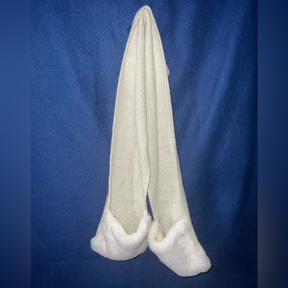 Scarf with hand mufflers. - Picture 1 of 3